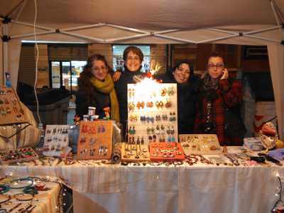 Le ragazze dell'associazione "Eva contro Eva" che espongono in via Crisanzio